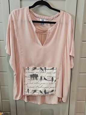 funk.u.self BY ME Blush Pink V-Neck Top with Bird Print Pocket XXL Ptp29 L26
